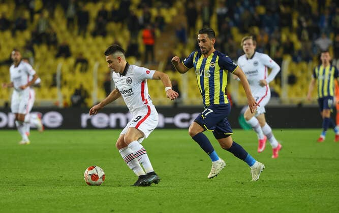 09.12.2021, Fussball UEFA Europa League, Fenerbahce SK Istanbul - Eintracht Frankfurt, emonline, emspor, v.l., Rafael Borre (Eintracht Frankfurt), Irfan Can Kahveci (Fenerbahce Istanbul) DFL DFB REGULATIONS PROHIBIT ANY USE OF PHOTOGRAPHS AS IMAGE SEQUENCES AND OR QUASI-VIDEO. xdcx Copyright: HMBxMedia Claus
