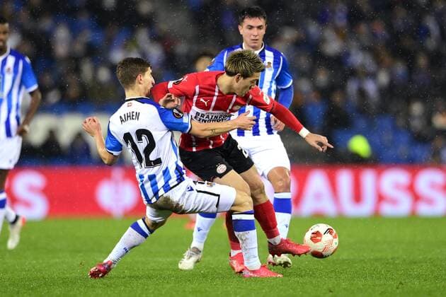SAN SEBASTIAN - (lr) Aihen Munoz of Real Sociedad, Ritsu Doan of PSV Eindhoven during the UEFA Europa League match between Real Sociedad and PSV Eindhoven at Estadio de Anoeta on December 9, 2021 in San Sebastian, Spain. ANP OLAF KRAAK UEFA Europa League 2021 2022 xVIxANPxSportx xxANPxIVx