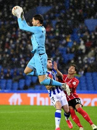 SAN SEBASTIAN - (lr) Real Sociedad goalkeeper Alejandro Remiro, Joseba Zaldua of Real Sociedad, Aihen Munoz of Real Sociedad during the UEFA Europa League match between Real Sociedad and PSV Eindhoven at Estadio de Anoeta on December 9, 2021 in San Sebastian, Spain. ANP OLAF KRAAK UEFA Europa League 2021 2022 xVIxANPxSportx xxANPxIVx