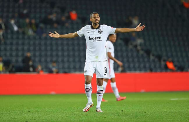 09.12.2021, Fussball UEFA Europa League, Fenerbahce SK Istanbul - Eintracht Frankfurt, emonline, emspor, v.l., Djibril Sow (Eintracht Frankfurt) gibt Anweisungen, gestikuliert, mit den Armen gestikulieren gives instructions, gesticulate DFL DFB REGULATIONS PROHIBIT ANY USE OF PHOTOGRAPHS AS IMAGE SEQUENCES AND OR QUASI-VIDEO. xdcx Copyright: HMBxMedia Claus