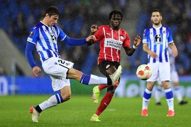 SAN SEBASTIAN - (lr) Robin Le Normand of Real Sociedad, Bruma or PSV Eindhoven during the UEFA Europa League match between Real Sociedad and PSV Eindhoven at Estadio de Anoeta on December 9, 2021 in San Sebastian, Spain. ANP OLAF KRAAK UEFA Europa League 2021 2022 xVIxANPxSportx xxANPxIVx