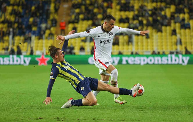 09.12.2021, Fussball UEFA Europa League, Fenerbahce SK Istanbul - Eintracht Frankfurt, emonline, emspor, v.l., Dimitrios Pelkas (Fenerbahce Istanbul), Filip Kostic (Eintracht Frankfurt) DFL DFB REGULATIONS PROHIBIT ANY USE OF PHOTOGRAPHS AS IMAGE SEQUENCES AND OR QUASI-VIDEO. xdcx Copyright: HMBxMedia Claus