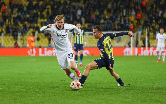 09.12.2021, Fussball UEFA Europa League, Fenerbahce SK Istanbul - Eintracht Frankfurt, emonline, emspor, v.l., Jens Petter Hauge (Eintracht Frankfurt), Dimitrios Pelkas (Fenerbahce Istanbul) DFL DFB REGULATIONS PROHIBIT ANY USE OF PHOTOGRAPHS AS IMAGE SEQUENCES AND OR QUASI-VIDEO. xdcx Copyright: HMBxMedia Claus