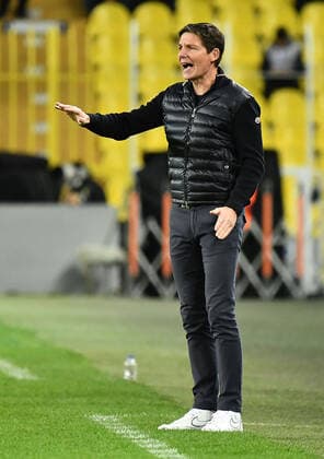 09.12.2021, xjhx, Fussball UEFA Europa League, Fenerbahce Istanbul - Eintracht Frankfurt emspor, v.l. Trainer Oliver Glasner (Eintracht Frankfurt) zautz gestikuliert gibt Anweisungen (DFL DFB REGULATIONS PROHIBIT ANY USE OF PHOTOGRAPHS as IMAGE SEQUENCES and or QUASI-VIDEO) Istanbul