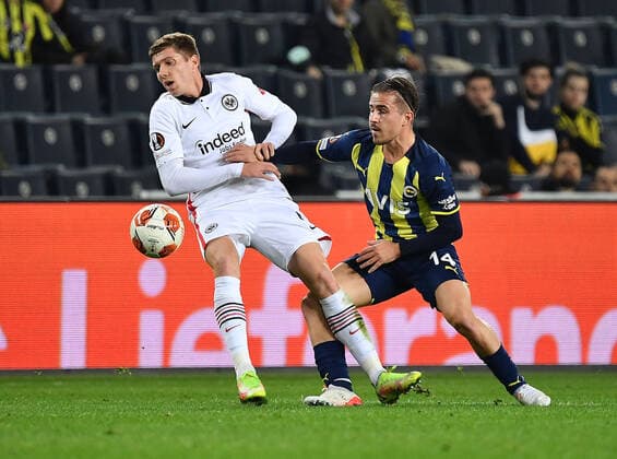 09.12.2021, xjhx, Fussball UEFA Europa League, Fenerbahce Istanbul - Eintracht Frankfurt emspor, v.l. Kristijan Jakic (Eintracht Frankfurt) Dimitrios Pelkas (Fenerbahce Istanbul) Zweikampf, Aktion, action, battle for the ball (DFL DFB REGULATIONS PROHIBIT ANY USE OF PHOTOGRAPHS as IMAGE SEQUENCES and or QUASI-VIDEO) Istanbul