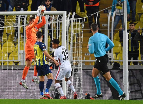 09.12.2021, xjhx, Fussball UEFA Europa League, Fenerbahce Istanbul - Eintracht Frankfurt emspor, v.l. Kevin Trapp (Eintracht Frankfurt) Mergim Berisha (Fenerbahce Istanbul) Tuta (Eintracht Frankfurt) (DFL DFB REGULATIONS PROHIBIT ANY USE OF PHOTOGRAPHS as IMAGE SEQUENCES and or QUASI-VIDEO) Istanbul