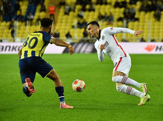 09.12.2021, xjhx, Fussball UEFA Europa League, Fenerbahce Istanbul - Eintracht Frankfurt emspor, v.l. Nazim Sangare (Fenerbahce Istanbul) Daichi Kamada (Eintracht Frankfurt) Filip Kostic (Eintracht Frankfurt) Zweikampf, Aktion, action, battle for the ball (DFL DFB REGULATIONS PROHIBIT ANY USE OF PHOTOGRAPHS as IMAGE SEQUENCES and or QUASI-VIDEO) Istanbul