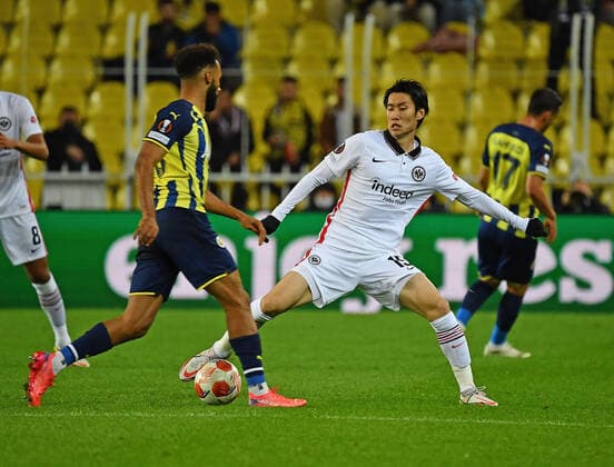 09.12.2021, xjhx, Fussball UEFA Europa League, Fenerbahce Istanbul - Eintracht Frankfurt emspor, v.l. Nazim Sangare (Fenerbahce Istanbul) Daichi Kamada (Eintracht Frankfurt) Daichi Kamada (Eintracht Frankfurt) Zweikampf, Aktion, action, battle for the ball (DFL DFB REGULATIONS PROHIBIT ANY USE OF PHOTOGRAPHS as IMAGE SEQUENCES and or QUASI-VIDEO) Istanbul