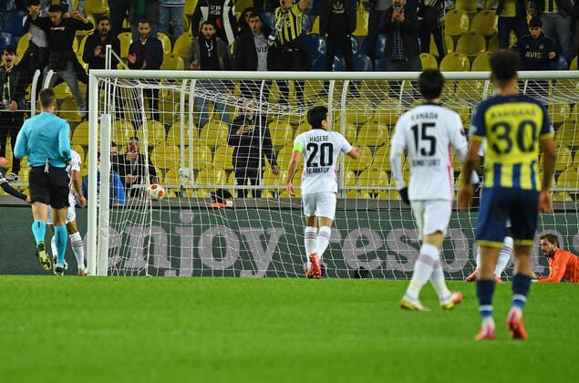 09.12.2021, xjhx, Fussball UEFA Europa League, Fenerbahce Istanbul - Eintracht Frankfurt emspor, v.l. Abseitstor zum vermeintlichen 1:0 durch Mergim Berisha (Fenerbahce Istanbul) Schiedsrichter Srdjan Jovanovic (Serbien) (DFL DFB REGULATIONS PROHIBIT ANY USE OF PHOTOGRAPHS as IMAGE SEQUENCES and or QUASI-VIDEO) Istanbul