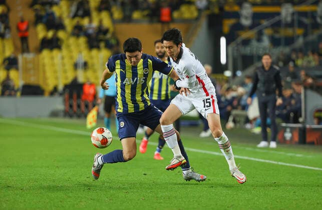 09.12.2021, Fussball UEFA Europa League, Fenerbahce SK Istanbul - Eintracht Frankfurt, emonline, emspor, v.l., Min-jae Kim (Fenerbahce Istanbul), Daichi Kamada (Eintracht Frankfurt) DFL DFB REGULATIONS PROHIBIT ANY USE OF PHOTOGRAPHS AS IMAGE SEQUENCES AND OR QUASI-VIDEO. xdcx Copyright: HMBxMedia Claus
