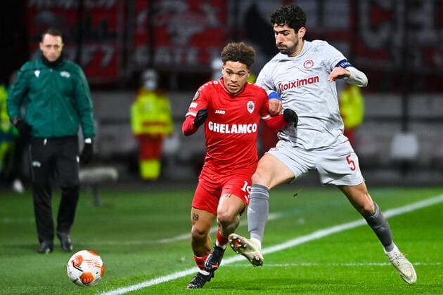 Antwerp s Manuel Benson and Olympiacos Andreas Bouchalakis fight for the ball during an Europa League game between Belgian soccer team Royal Antwerp FC and Greek soccer team Olympiacos F.C., Thursday 09 December 2021, in Antwerp, Belgium, on the sixth and last day in Group D of the UEFA Europa League group stage. LAURIExDIEFFEMBACQ  x3152793x