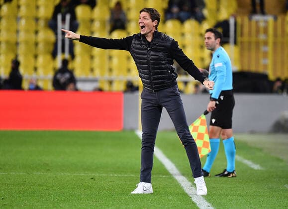 09.12.2021, xjhx, Fussball UEFA Europa League, Fenerbahce Istanbul - Eintracht Frankfurt emspor, v.l. Trainer Oliver Glasner (Eintracht Frankfurt) zautz gestikuliert gibt Anweisungen (DFL DFB REGULATIONS PROHIBIT ANY USE OF PHOTOGRAPHS as IMAGE SEQUENCES and or QUASI-VIDEO) Istanbul