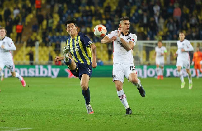 09.12.2021, Fussball UEFA Europa League, Fenerbahce SK Istanbul - Eintracht Frankfurt, emonline, emspor, v.l., Min-jae Kim (Fenerbahce Istanbul), Rafael Borre (Eintracht Frankfurt) DFL DFB REGULATIONS PROHIBIT ANY USE OF PHOTOGRAPHS AS IMAGE SEQUENCES AND OR QUASI-VIDEO. xdcx Copyright: HMBxMedia Claus
