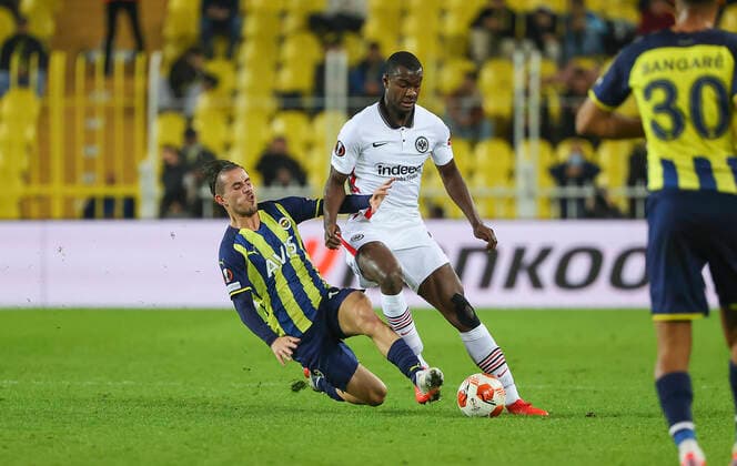 09.12.2021, Fussball UEFA Europa League, Fenerbahce SK Istanbul - Eintracht Frankfurt, emonline, emspor, v.l., Dimitrios Pelkas (Fenerbahce Istanbul), Evan Ndicka (Eintracht Frankfurt) DFL DFB REGULATIONS PROHIBIT ANY USE OF PHOTOGRAPHS AS IMAGE SEQUENCES AND OR QUASI-VIDEO. xdcx Copyright: HMBxMedia Claus