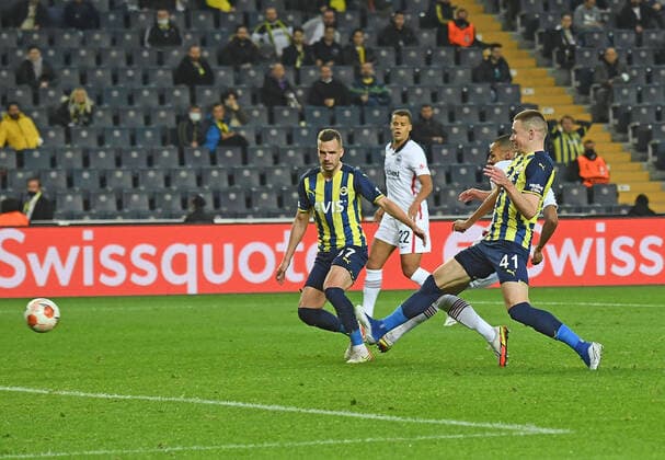 09.12.2021, xjhx, Fussball UEFA Europa League, Fenerbahce Istanbul - Eintracht Frankfurt emspor, v.l. Djibril Sow (Eintracht Frankfurt) erzielt das Tor zum scores the Goal 0:1 Filip Novak (Fenerbahce Istanbul) Attila Szalai (Fenerbahce Istanbul) (DFL DFB REGULATIONS PROHIBIT ANY USE OF PHOTOGRAPHS as IMAGE SEQUENCES and or QUASI-VIDEO) Istanbul