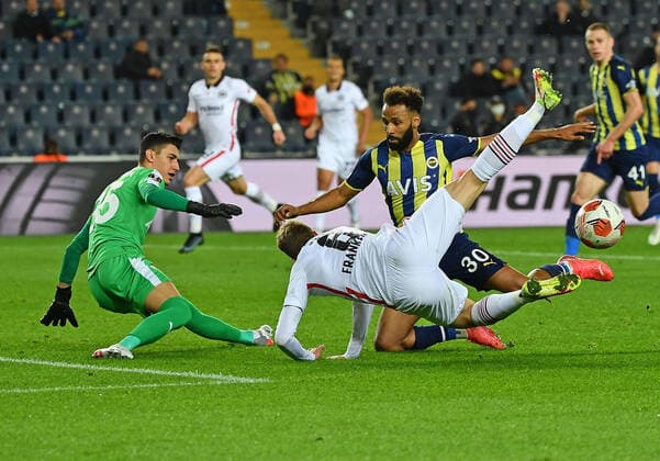 09.12.2021, xjhx, Fussball UEFA Europa League, Fenerbahce Istanbul - Eintracht Frankfurt emspor, v.l. Berke Oezer (Fenerbahce Istanbul) Kristijan Jakic (Eintracht Frankfurt) Nazim Sangare (Fenerbahce Istanbul) Zweikampf, Aktion, action, battle for the ball (DFL DFB REGULATIONS PROHIBIT ANY USE OF PHOTOGRAPHS as IMAGE SEQUENCES and or QUASI-VIDEO) Istanbul