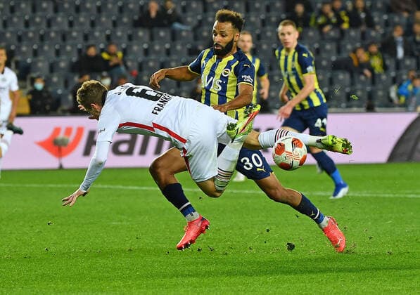 09.12.2021, xjhx, Fussball UEFA Europa League, Fenerbahce Istanbul - Eintracht Frankfurt emspor, v.l. Berke Oezer (Fenerbahce Istanbul) Kristijan Jakic (Eintracht Frankfurt) Nazim Sangare (Fenerbahce Istanbul) Zweikampf, Aktion, action, battle for the ball (DFL DFB REGULATIONS PROHIBIT ANY USE OF PHOTOGRAPHS as IMAGE SEQUENCES and or QUASI-VIDEO) Istanbul