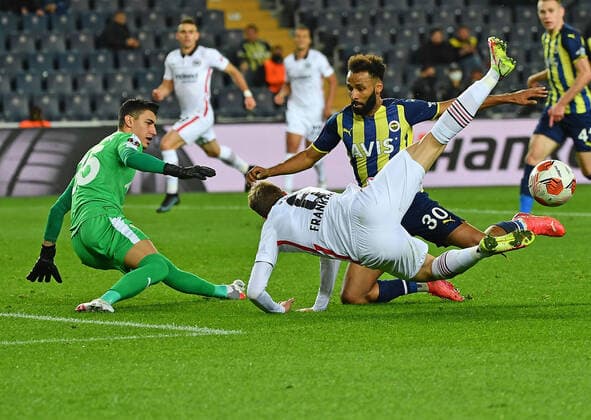 09.12.2021, xjhx, Fussball UEFA Europa League, Fenerbahce Istanbul - Eintracht Frankfurt emspor, v.l. Berke Oezer (Fenerbahce Istanbul) Kristijan Jakic (Eintracht Frankfurt) Nazim Sangare (Fenerbahce Istanbul) Zweikampf, Aktion, action, battle for the ball (DFL DFB REGULATIONS PROHIBIT ANY USE OF PHOTOGRAPHS as IMAGE SEQUENCES and or QUASI-VIDEO) Istanbul
