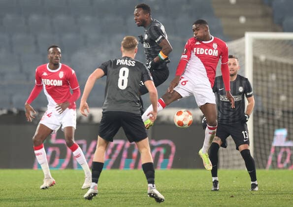 SOCCER - UEFA EL, Sturm vs Monaco GRAZ,AUSTRIA,09.DEC.21 - SOCCER - UEFA Europa League, group stage, SK Sturm Graz vs AS Monaco. Image shows Anderson Niangbo (Sturm), Eliot Matazo (Monaco) and Alexander Prass (Sturm) .  GEPAxpictures xChrisxBauer