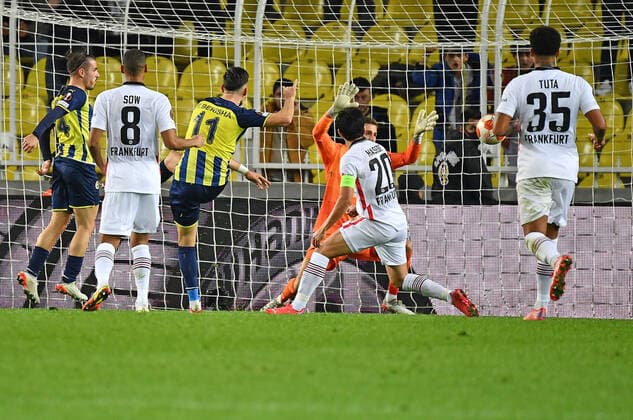 09.12.2021, xjhx, Fussball UEFA Europa League, Fenerbahce Istanbul - Eintracht Frankfurt emspor, v.l. Mergim Berisha (Fenerbahce Istanbul) erzielt das Tor zum scores the Goal 1:1 Kevin Trapp (Eintracht Frankfurt) (DFL DFB REGULATIONS PROHIBIT ANY USE OF PHOTOGRAPHS as IMAGE SEQUENCES and or QUASI-VIDEO) Istanbul