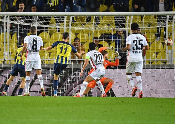 09.12.2021, xjhx, Fussball UEFA Europa League, Fenerbahce Istanbul - Eintracht Frankfurt emspor, v.l. Mergim Berisha (Fenerbahce Istanbul) erzielt das Tor zum scores the Goal 1:1 Kevin Trapp (Eintracht Frankfurt) (DFL DFB REGULATIONS PROHIBIT ANY USE OF PHOTOGRAPHS as IMAGE SEQUENCES and or QUASI-VIDEO) Istanbul