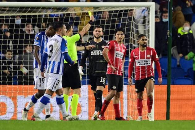 SAN SEBASTIAN - (lr) Real Sociedad coach Imanol Alguacil gives the yellow card to Philipp Mwene of PSV Eindhoven during the UEFA Europa League match between Real Sociedad and PSV Eindhoven at Estadio de Anoeta on December 9, 2021 in San Sebastian, Spain. ANP OLAF KRAAK UEFA Europa League 2021 2022 xVIxANPxSportx xxANPxIVx