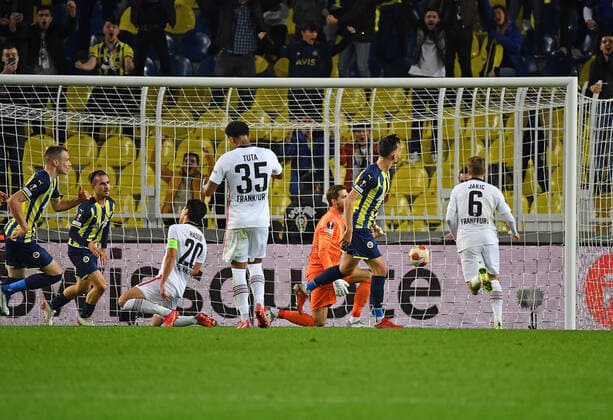 09.12.2021, xjhx, Fussball UEFA Europa League, Fenerbahce Istanbul - Eintracht Frankfurt emspor, v.l. Mergim Berisha (Fenerbahce Istanbul) erzielt das Tor zum scores the Goal 1:1 Kevin Trapp (Eintracht Frankfurt) (DFL DFB REGULATIONS PROHIBIT ANY USE OF PHOTOGRAPHS as IMAGE SEQUENCES and or QUASI-VIDEO) Istanbul