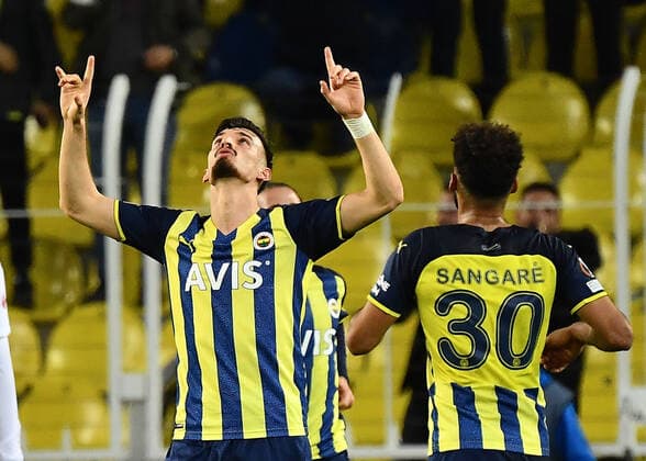 09.12.2021, xjhx, Fussball UEFA Europa League, Fenerbahce Istanbul - Eintracht Frankfurt emspor, v.l. Torjubel nach dem Tor zum celebrating the goal celebrate 1:1 durch Mergim Berisha (Fenerbahce Istanbul) (DFL DFB REGULATIONS PROHIBIT ANY USE OF PHOTOGRAPHS as IMAGE SEQUENCES and or QUASI-VIDEO) Istanbul