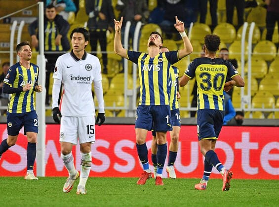 09.12.2021, xjhx, Fussball UEFA Europa League, Fenerbahce Istanbul - Eintracht Frankfurt emspor, v.l. Daichi Kamada (Eintracht Frankfurt) enttaeuscht traurig frustriert dissapointed Torjubel nach dem Tor zum celebrating the goal celebrate 1:1 durch Mergim Berisha (Fenerbahce Istanbul) (DFL DFB REGULATIONS PROHIBIT ANY USE OF PHOTOGRAPHS as IMAGE SEQUENCES and or QUASI-VIDEO) Istanbul