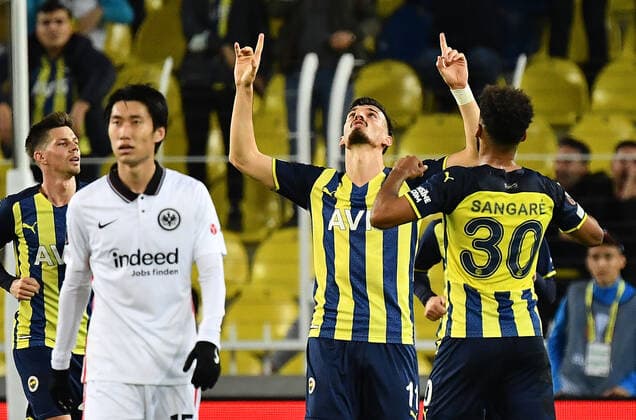 09.12.2021, xjhx, Fussball UEFA Europa League, Fenerbahce Istanbul - Eintracht Frankfurt emspor, v.l. Daichi Kamada (Eintracht Frankfurt) enttaeuscht traurig frustriert dissapointed Torjubel nach dem Tor zum celebrating the goal celebrate 1:1 durch Mergim Berisha (Fenerbahce Istanbul) (DFL DFB REGULATIONS PROHIBIT ANY USE OF PHOTOGRAPHS as IMAGE SEQUENCES and or QUASI-VIDEO) Istanbul