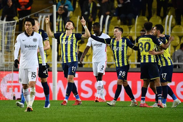 09.12.2021, xjhx, Fussball UEFA Europa League, Fenerbahce Istanbul - Eintracht Frankfurt emspor, v.l. Daichi Kamada (Eintracht Frankfurt) enttaeuscht traurig frustriert dissapointed Torjubel nach dem Tor zum celebrating the goal celebrate 1:1 durch Mergim Berisha (Fenerbahce Istanbul) (DFL DFB REGULATIONS PROHIBIT ANY USE OF PHOTOGRAPHS as IMAGE SEQUENCES and or QUASI-VIDEO) Istanbul