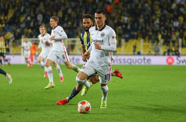 09.12.2021, Fussball UEFA Europa League, Fenerbahce SK Istanbul - Eintracht Frankfurt, emonline, emspor, v.l., Nazim Sangare (Fenerbahce Istanbul), Filip Kostic (Eintracht Frankfurt) DFL DFB REGULATIONS PROHIBIT ANY USE OF PHOTOGRAPHS AS IMAGE SEQUENCES AND OR QUASI-VIDEO. xdcx Copyright: HMBxMedia Claus