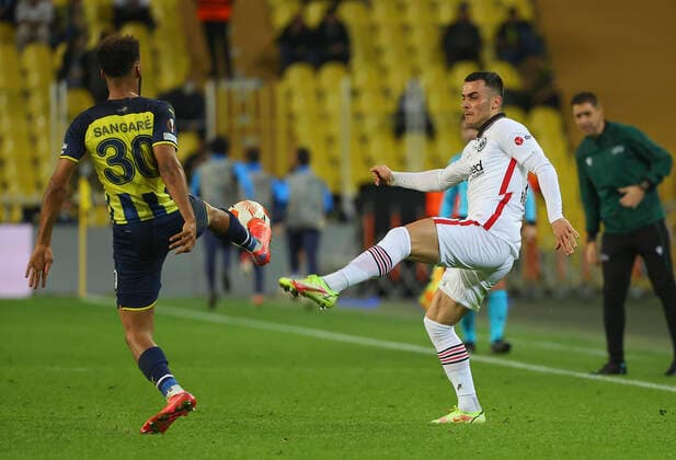 09.12.2021, Fussball UEFA Europa League, Fenerbahce SK Istanbul - Eintracht Frankfurt, emonline, emspor, v.l., Nazim Sangare (Fenerbahce Istanbul), Filip Kostic (Eintracht Frankfurt) DFL DFB REGULATIONS PROHIBIT ANY USE OF PHOTOGRAPHS AS IMAGE SEQUENCES AND OR QUASI-VIDEO. xdcx Copyright: HMBxMedia Claus