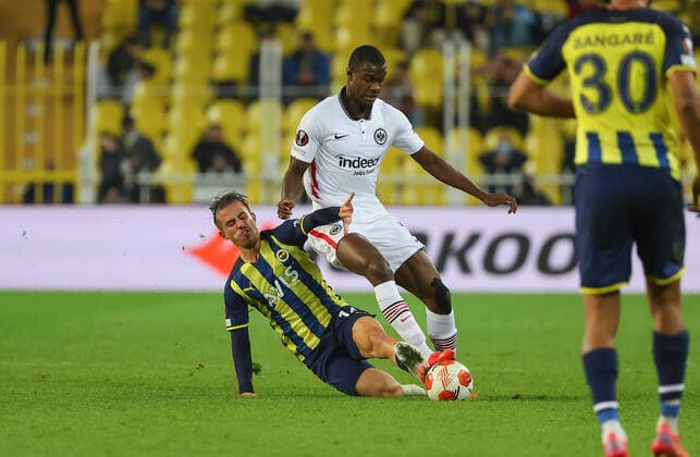 09.12.2021, Fussball UEFA Europa League, Fenerbahce SK Istanbul - Eintracht Frankfurt, emonline, emspor, v.l., Dimitrios Pelkas (Fenerbahce Istanbul), Evan Ndicka (Eintracht Frankfurt) DFL DFB REGULATIONS PROHIBIT ANY USE OF PHOTOGRAPHS AS IMAGE SEQUENCES AND OR QUASI-VIDEO. xdcx Copyright: HMBxMedia Claus