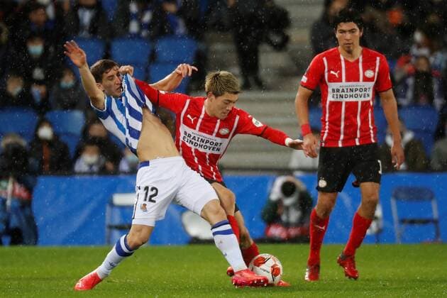 Real Sociedad s Aihen Munoz (L) fights for the ball with PSV Eindhoven s Ritsu Doan (C) during the Europa League Group B match played at Reale Arena, San Sebastian, northern Spain 09 December 2021. REAL SOCIEDAD vs PSV EINDHOVEN !ACHTUNG: NUR REDAKTIONELLE NUTZUNG!  Copyright: xJuanxHerrerox GRAF1376 20211209-e9f98fe131a8cb906c053d9b053a8ed02c8e482c