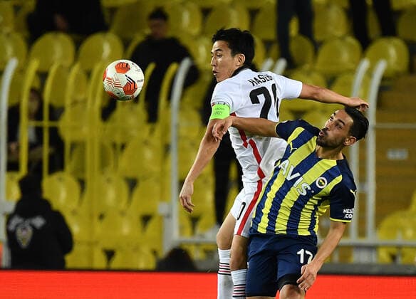 09.12.2021, xjhx, Fussball UEFA Europa League, Fenerbahce Istanbul - Eintracht Frankfurt emspor, v.l. Makoto Hasebe (Eintracht Frankfurt) Irfan Can Kahveci (Fenerbahce Istanbul) Kopfballduell Kopfball Zweikampf (DFL DFB REGULATIONS PROHIBIT ANY USE OF PHOTOGRAPHS as IMAGE SEQUENCES and or QUASI-VIDEO) Istanbul