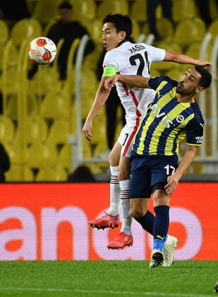 09.12.2021, xjhx, Fussball UEFA Europa League, Fenerbahce Istanbul - Eintracht Frankfurt emspor, v.l. Makoto Hasebe (Eintracht Frankfurt) Irfan Can Kahveci (Fenerbahce Istanbul) Kopfballduell Kopfball Zweikampf (DFL DFB REGULATIONS PROHIBIT ANY USE OF PHOTOGRAPHS as IMAGE SEQUENCES and or QUASI-VIDEO) Istanbul