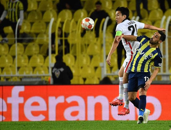 09.12.2021, xjhx, Fussball UEFA Europa League, Fenerbahce Istanbul - Eintracht Frankfurt emspor, v.l. Makoto Hasebe (Eintracht Frankfurt) Irfan Can Kahveci (Fenerbahce Istanbul) Kopfballduell Kopfball Zweikampf (DFL DFB REGULATIONS PROHIBIT ANY USE OF PHOTOGRAPHS as IMAGE SEQUENCES and or QUASI-VIDEO) Istanbul