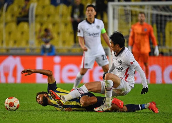 09.12.2021, xjhx, Fussball UEFA Europa League, Fenerbahce Istanbul - Eintracht Frankfurt emspor, v.l. Nazim Sangare (Fenerbahce Istanbul) Daichi Kamada (Eintracht Frankfurt) Zweikampf, Aktion, action, battle for the ball (DFL DFB REGULATIONS PROHIBIT ANY USE OF PHOTOGRAPHS as IMAGE SEQUENCES and or QUASI-VIDEO) Istanbul