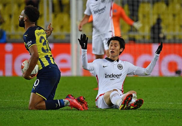 09.12.2021, xjhx, Fussball UEFA Europa League, Fenerbahce Istanbul - Eintracht Frankfurt emspor, v.l. Nazim Sangare (Fenerbahce Istanbul) Daichi Kamada (Eintracht Frankfurt) Zweikampf, Aktion, action, battle for the ball (DFL DFB REGULATIONS PROHIBIT ANY USE OF PHOTOGRAPHS as IMAGE SEQUENCES and or QUASI-VIDEO) Istanbul