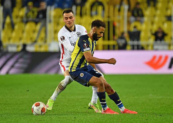 09.12.2021, xjhx, Fussball UEFA Europa League, Fenerbahce Istanbul - Eintracht Frankfurt emspor, v.l. Filip Kostic (Eintracht Frankfurt) Nazim Sangare (Fenerbahce Istanbul) Zweikampf, Aktion, action, battle for the ball (DFL DFB REGULATIONS PROHIBIT ANY USE OF PHOTOGRAPHS as IMAGE SEQUENCES and or QUASI-VIDEO) Istanbul