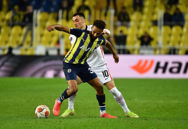 09.12.2021, xjhx, Fussball UEFA Europa League, Fenerbahce Istanbul - Eintracht Frankfurt emspor, v.l. Filip Kostic (Eintracht Frankfurt) Nazim Sangare (Fenerbahce Istanbul) Zweikampf, Aktion, action, battle for the ball (DFL DFB REGULATIONS PROHIBIT ANY USE OF PHOTOGRAPHS as IMAGE SEQUENCES and or QUASI-VIDEO) Istanbul