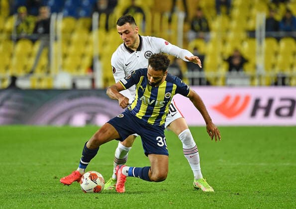 09.12.2021, xjhx, Fussball UEFA Europa League, Fenerbahce Istanbul - Eintracht Frankfurt emspor, v.l. Filip Kostic (Eintracht Frankfurt) Nazim Sangare (Fenerbahce Istanbul) Zweikampf, Aktion, action, battle for the ball (DFL DFB REGULATIONS PROHIBIT ANY USE OF PHOTOGRAPHS as IMAGE SEQUENCES and or QUASI-VIDEO) Istanbul