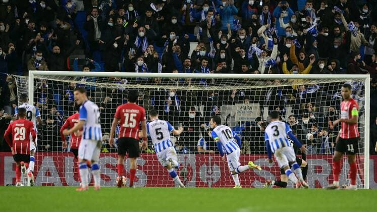 SAN SEBASTIAN - Real Sociedad celebrates Mikel Oyarzabal of Real Sociedad s 1-0 win during the UEFA Europa League match between Real Sociedad and PSV Eindhoven at Estadio de Anoeta on December 9, 2021 in San Sebastian, Spain. ANP OLAF KRAAK UEFA Europa League 2021 2022 xVIxANPxSportx xxANPxIVx