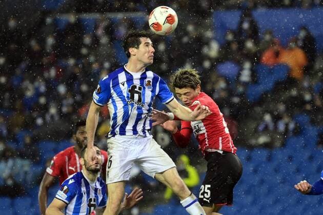 SAN SEBASTIAN - (lr) Aritz Elustondo of Real Sociedad, Ritsu Doan of PSV Eindhoven during the UEFA Europa League match between Real Sociedad and PSV Eindhoven at Estadio de Anoeta on December 9, 2021 in San Sebastian, Spain. ANP OLAF KRAAK UEFA Europa League 2021 2022 xVIxANPxSportx xxANPxIVx