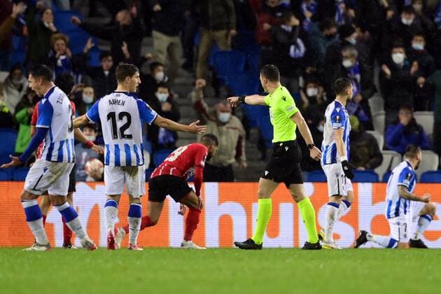 SAN SEBASTIAN - (lr) referee Felix Zwayer awards a penalty during the UEFA Europa League match between Real Sociedad and PSV Eindhoven at Estadio de Anoeta on December 9, 2021 in San Sebastian, Spain. ANP OLAF KRAAK UEFA Europa League 2021 2022 xVIxANPxSportx xxANPxIVx