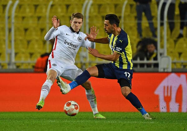 09.12.2021, xjhx, Fussball UEFA Europa League, Fenerbahce Istanbul - Eintracht Frankfurt emspor, v.l. Kristijan Jakic (Eintracht Frankfurt) Irfan Can Kahveci (Fenerbahce Istanbul) Zweikampf, Aktion, action, battle for the ball (DFL DFB REGULATIONS PROHIBIT ANY USE OF PHOTOGRAPHS as IMAGE SEQUENCES and or QUASI-VIDEO) Istanbul