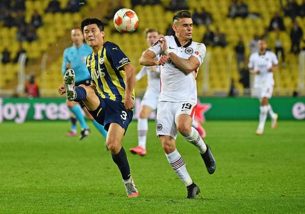 09.12.2021, xjhx, Fussball UEFA Europa League, Fenerbahce Istanbul - Eintracht Frankfurt emspor, v.l. Min-Jae Kim (Fenerbahce Istanbul) Rafael Borre, Rafael Santos Borre Maury (Eintracht Frankfurt) Zweikampf, Aktion, action, battle for the ball (DFL DFB REGULATIONS PROHIBIT ANY USE OF PHOTOGRAPHS as IMAGE SEQUENCES and or QUASI-VIDEO) Istanbul
