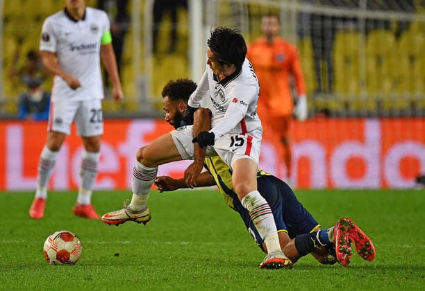 09.12.2021, xjhx, Fussball UEFA Europa League, Fenerbahce Istanbul - Eintracht Frankfurt emspor, v.l. Nazim Sangare (Fenerbahce Istanbul) Daichi Kamada (Eintracht Frankfurt) Zweikampf, Aktion, action, battle for the ball (DFL DFB REGULATIONS PROHIBIT ANY USE OF PHOTOGRAPHS as IMAGE SEQUENCES and or QUASI-VIDEO) Istanbul