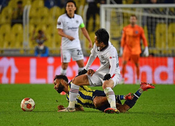 09.12.2021, xjhx, Fussball UEFA Europa League, Fenerbahce Istanbul - Eintracht Frankfurt emspor, v.l. Nazim Sangare (Fenerbahce Istanbul) Daichi Kamada (Eintracht Frankfurt) Zweikampf, Aktion, action, battle for the ball (DFL DFB REGULATIONS PROHIBIT ANY USE OF PHOTOGRAPHS as IMAGE SEQUENCES and or QUASI-VIDEO) Istanbul